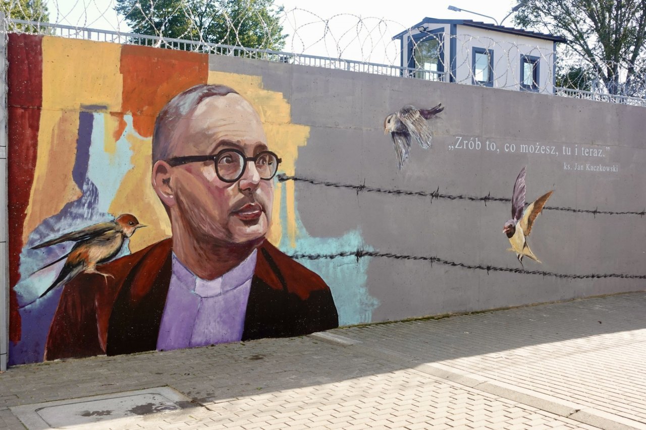 Mural upamiętniający ks. jana kaczkowskiego