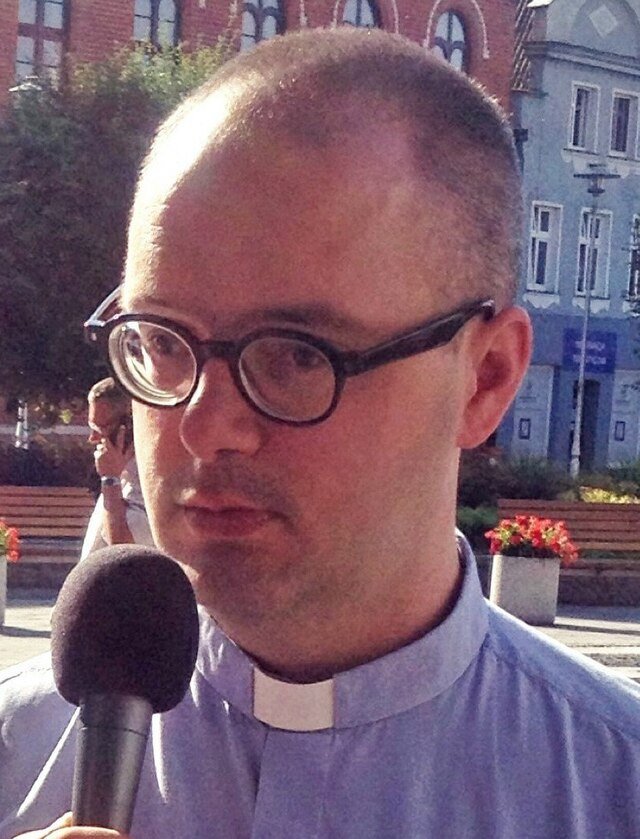 ksiądz jan kaczkowski w czasie wywiadu