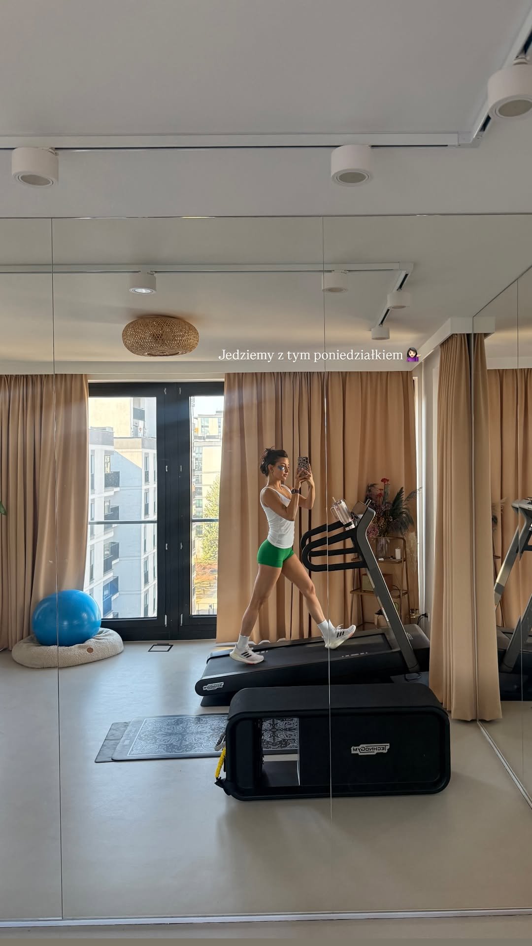 julia wieniawa w krótkich szortach