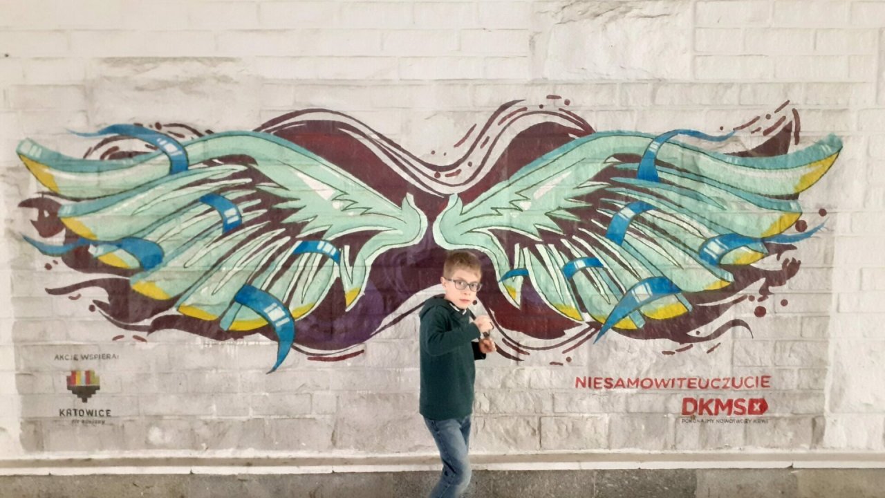 Kacper tanistra na tle muralu