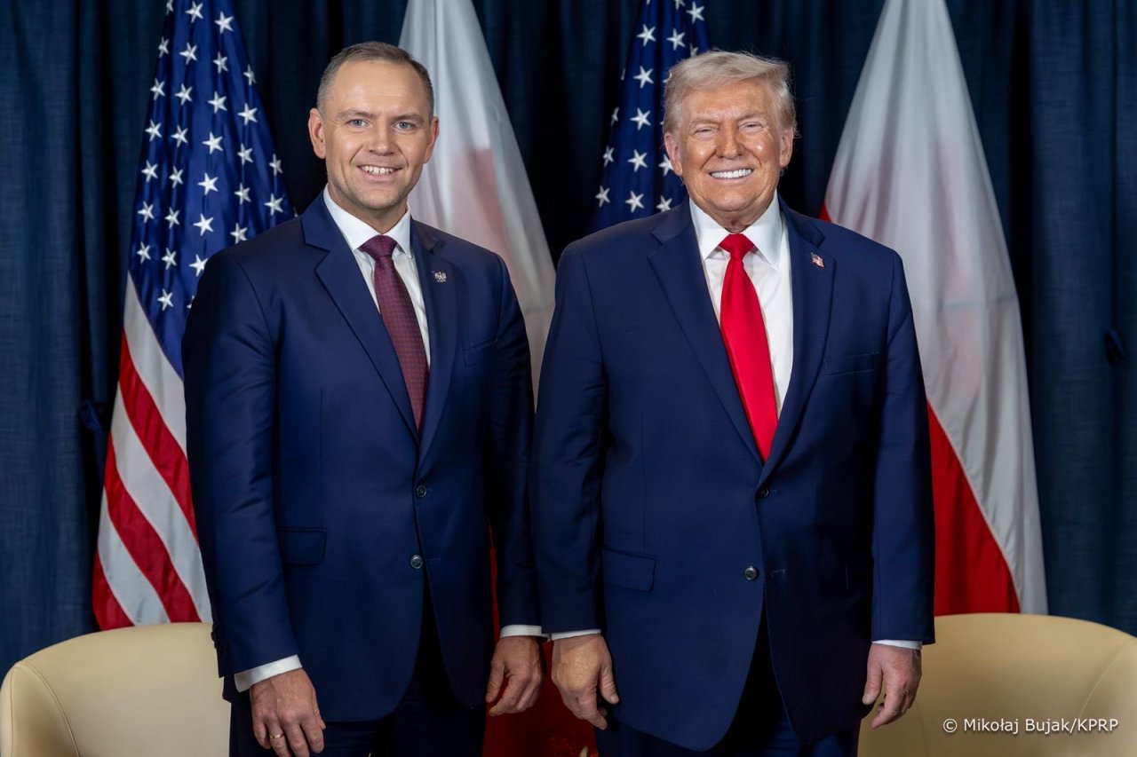 Karol Nawrocki i Donald Trump w eleganckich garniturach z tle flag swoich krajów