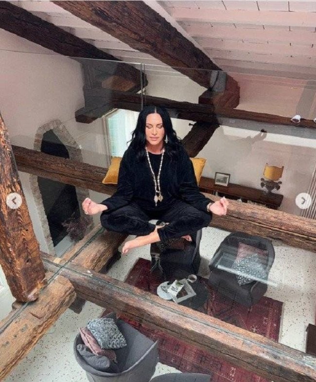 kayah siedzi na szklanej podłodze