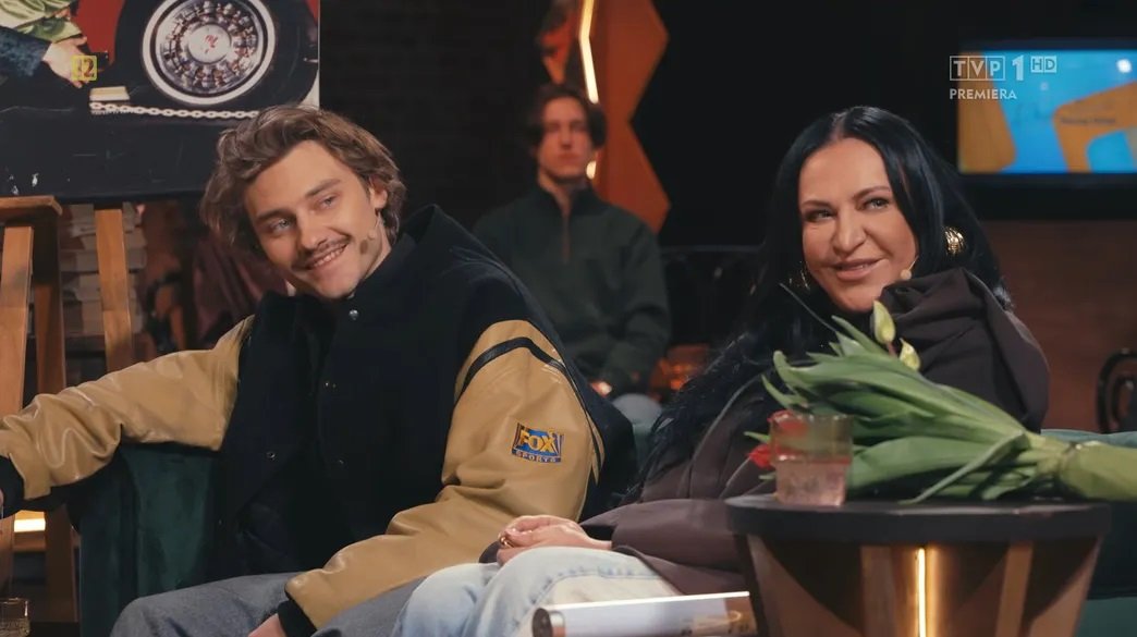 syn kayah siedzi z mamą