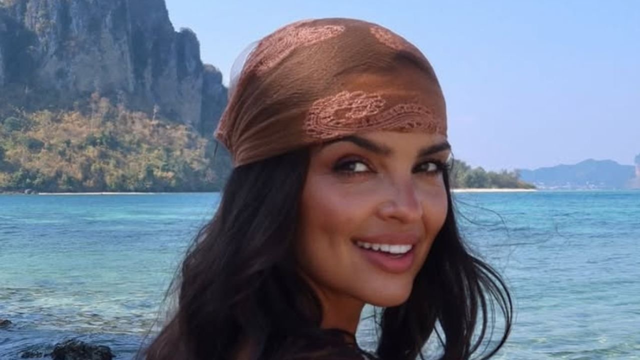 Rozgogolona Klaudia El Dursi bryka po plaży w mikroskopijnym bikini. Biust wylewa się z mikrostaniczka, a tył dopiero robi wrażenie [zdjęcia]