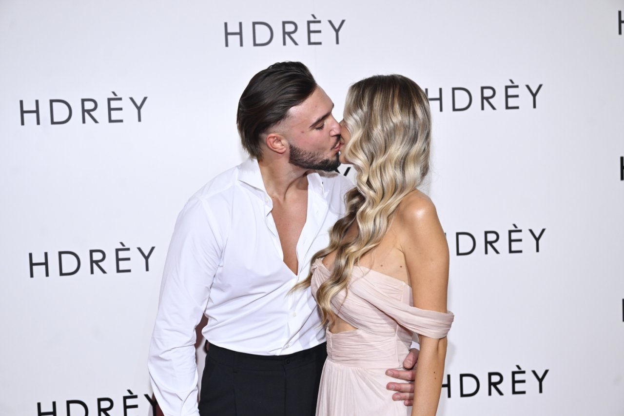 Leon Myszkowski całuje ukochaną na ściance