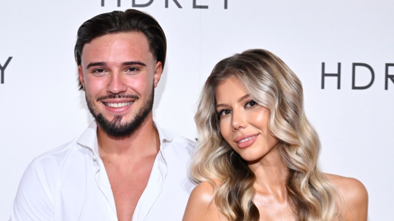 Leon Myszkowski migdali się z rozgogoloną narzeczoną na ściance. Zatracili się w bliskości. Fani zniesmaczeni