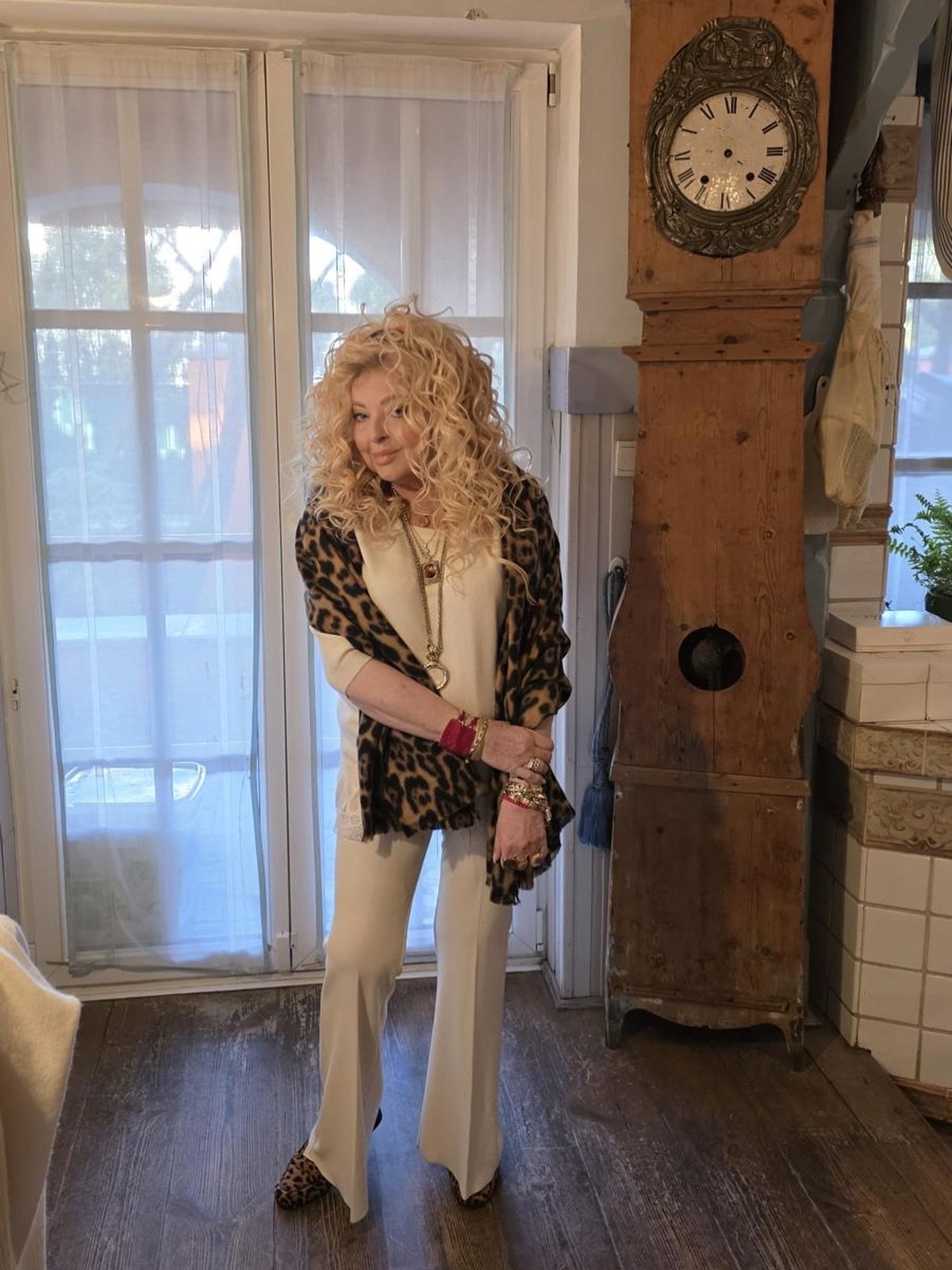 Magda Gessler w kremowej stylizacji