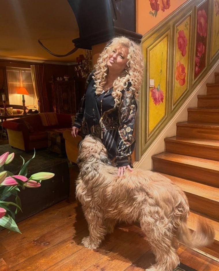 magda gessler przy schodach