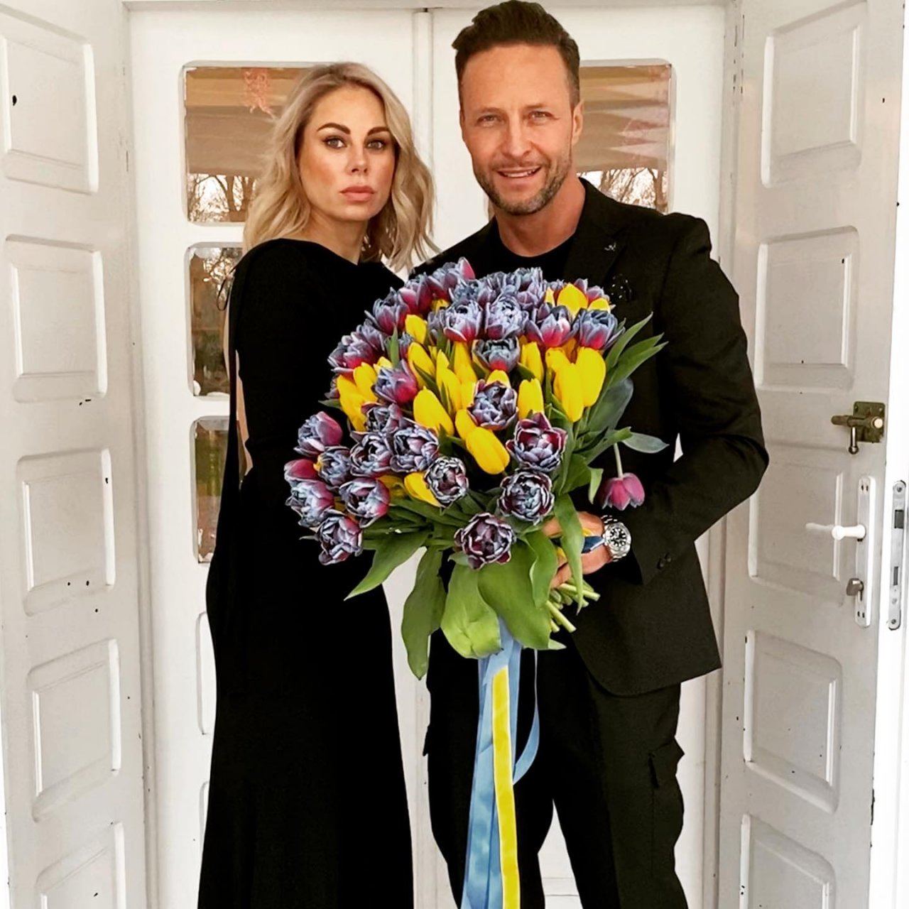 Magda Modra i Marek Krupski z bukietem kwiatów