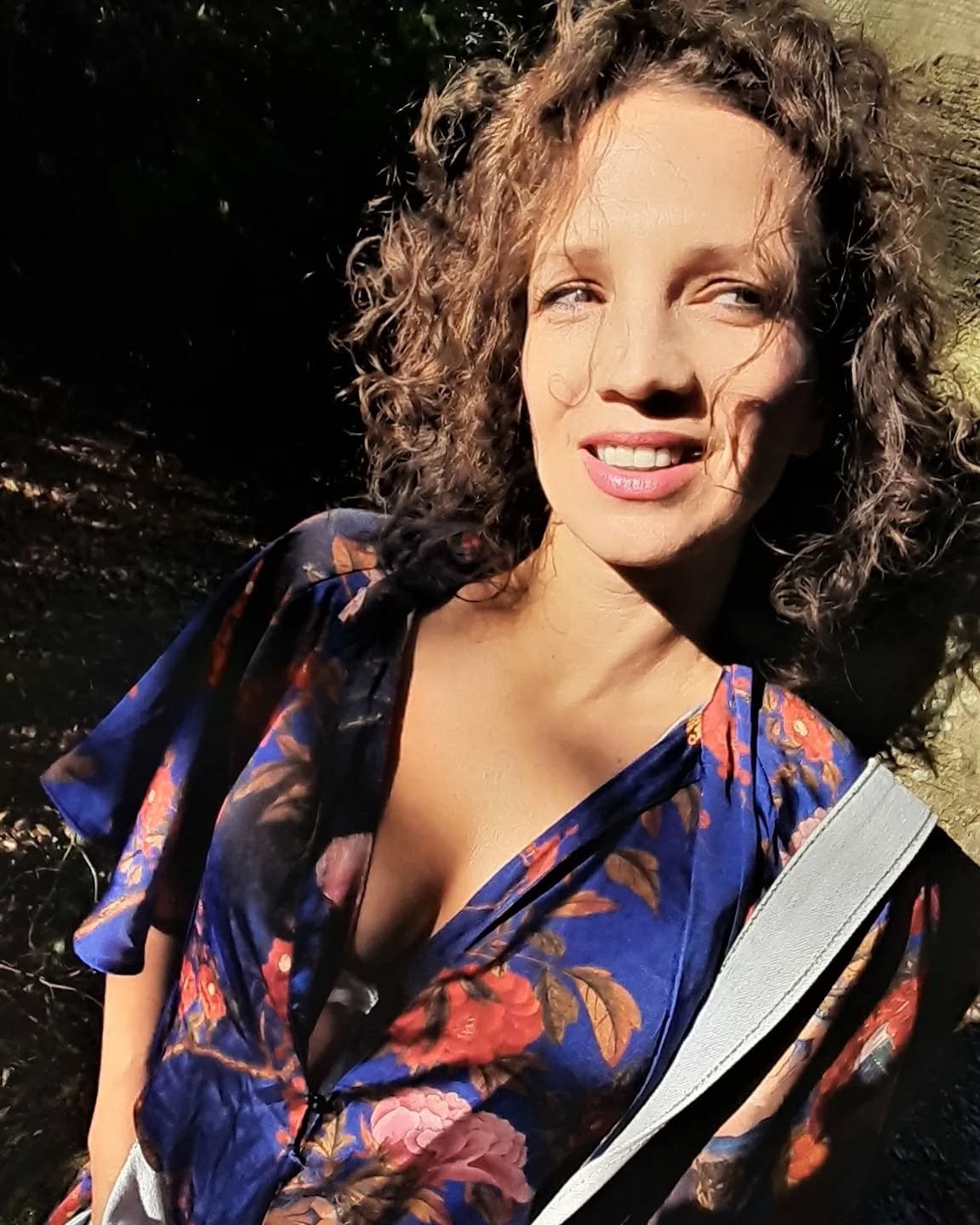 Magdalena Majtyka z rozwianą fryzurą