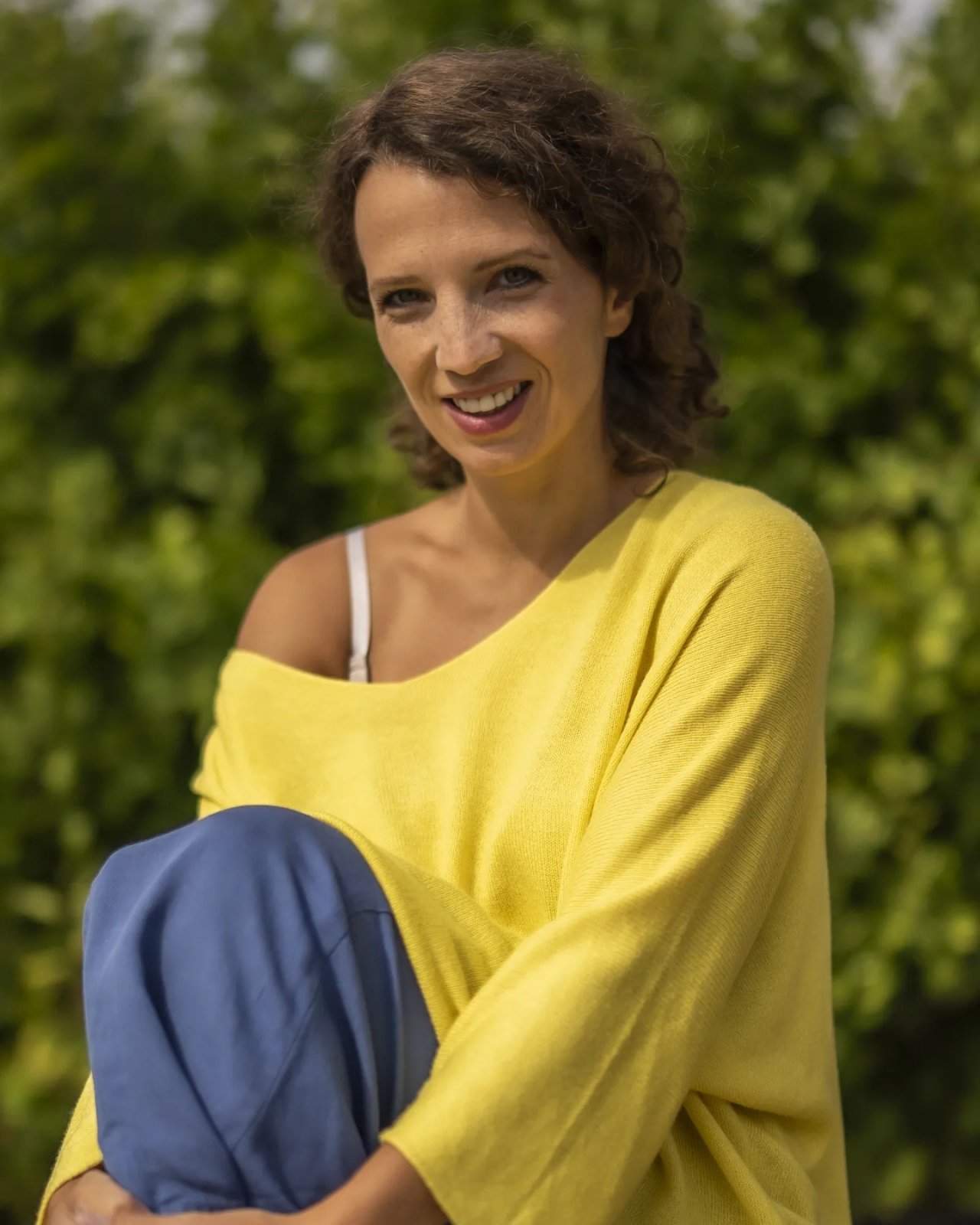 Magdalena Mojtyka w żółtej bluzce i jeansach