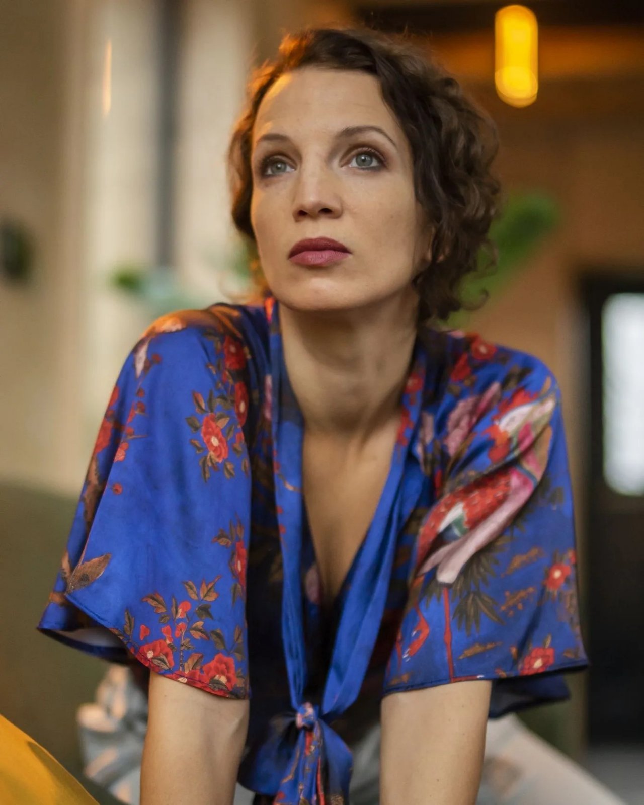 Magdalena Mojtyka patrząca w górę