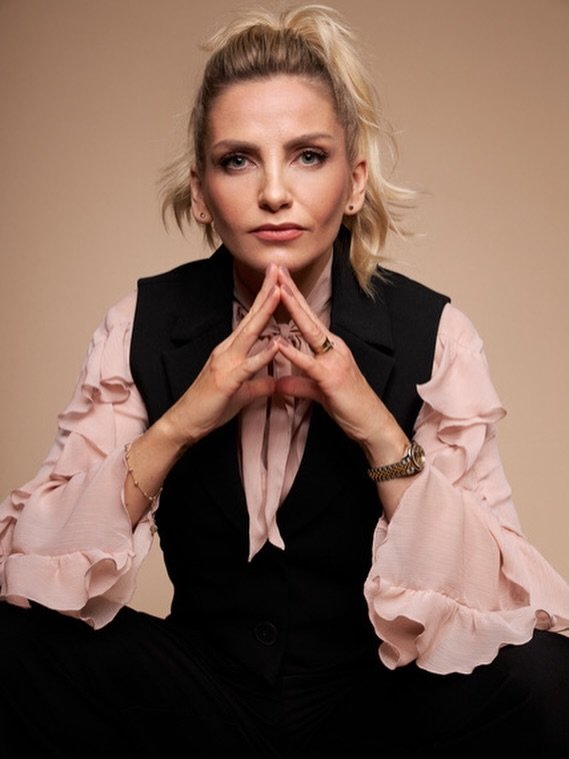 Maja Frykowska z przejmującą miną spogląda w obiektyw