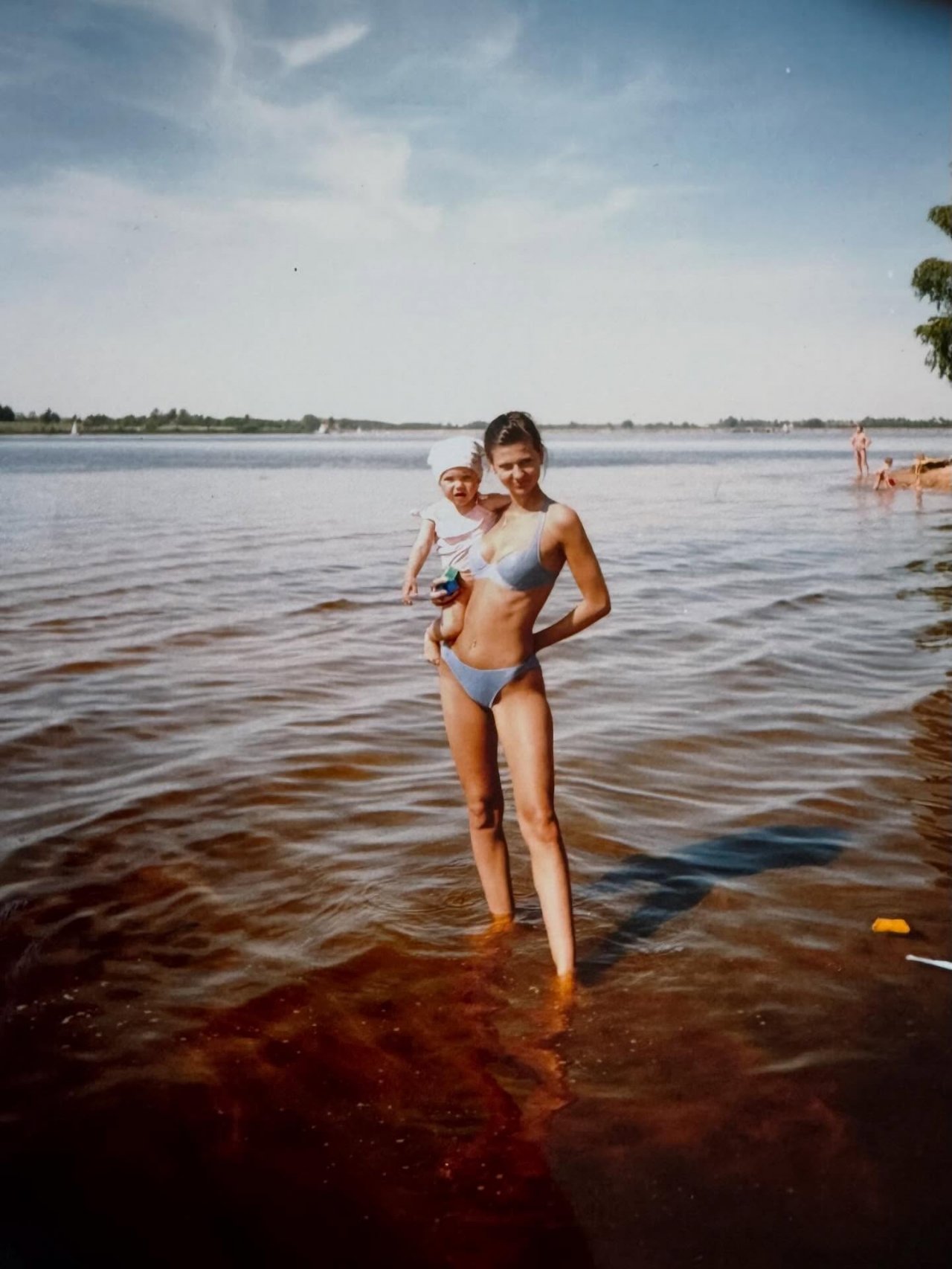 Nastoletnia Maja Plich (Rutkowski) z córką Kają na plaży