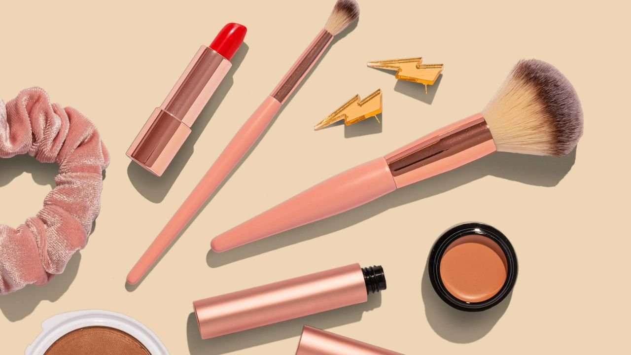 Makijaż jak z salonu - jakie akcesoria naprawdę mają znaczenie?