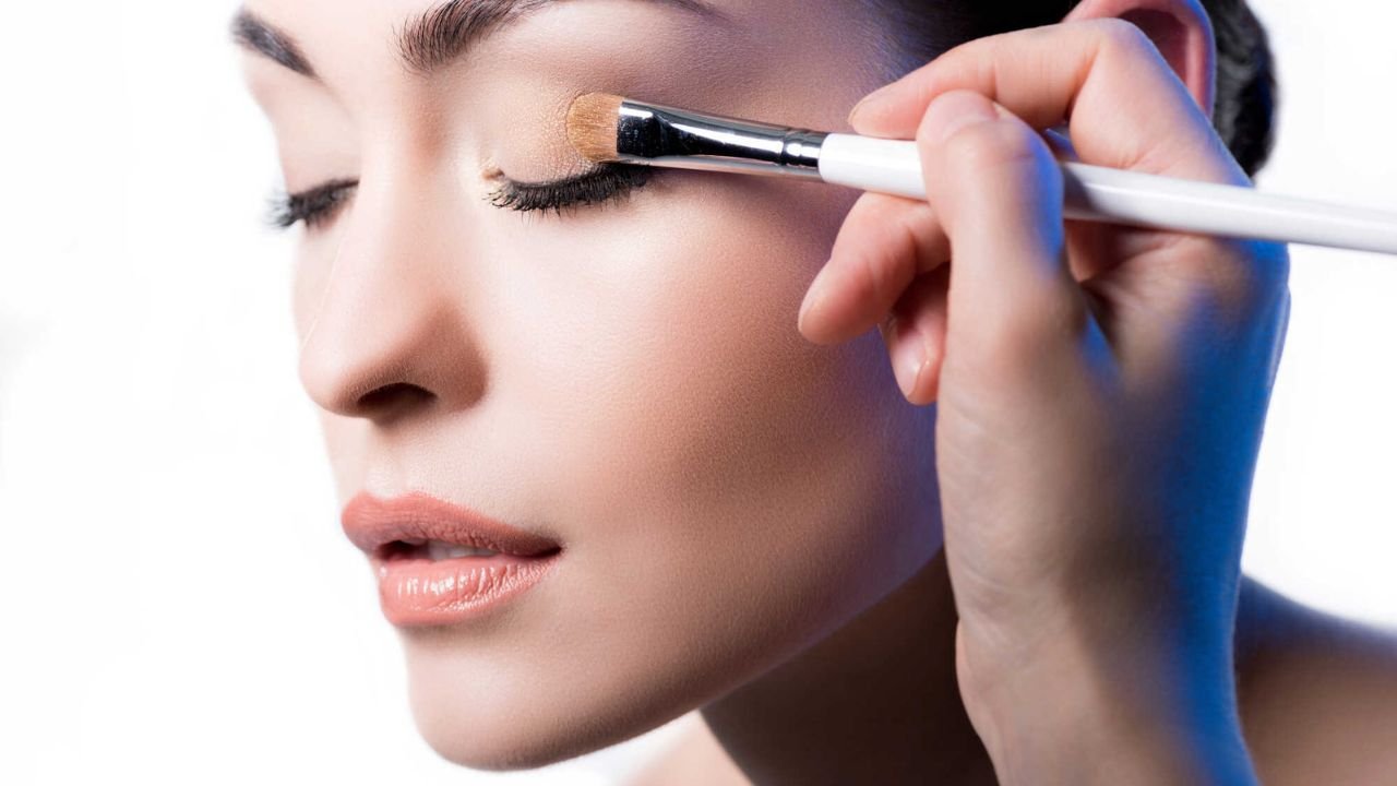 Niedoskonałości, które psują Twój makijaż. Jak pozbyć się drobnych zmian w okolicy oczu i odzyskać "clean look"?