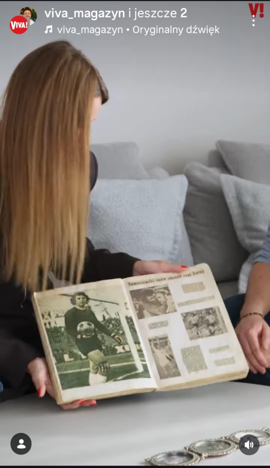 Małgorztaa Tomaszewska przeglądająca album ze wspomnieniami o ocju