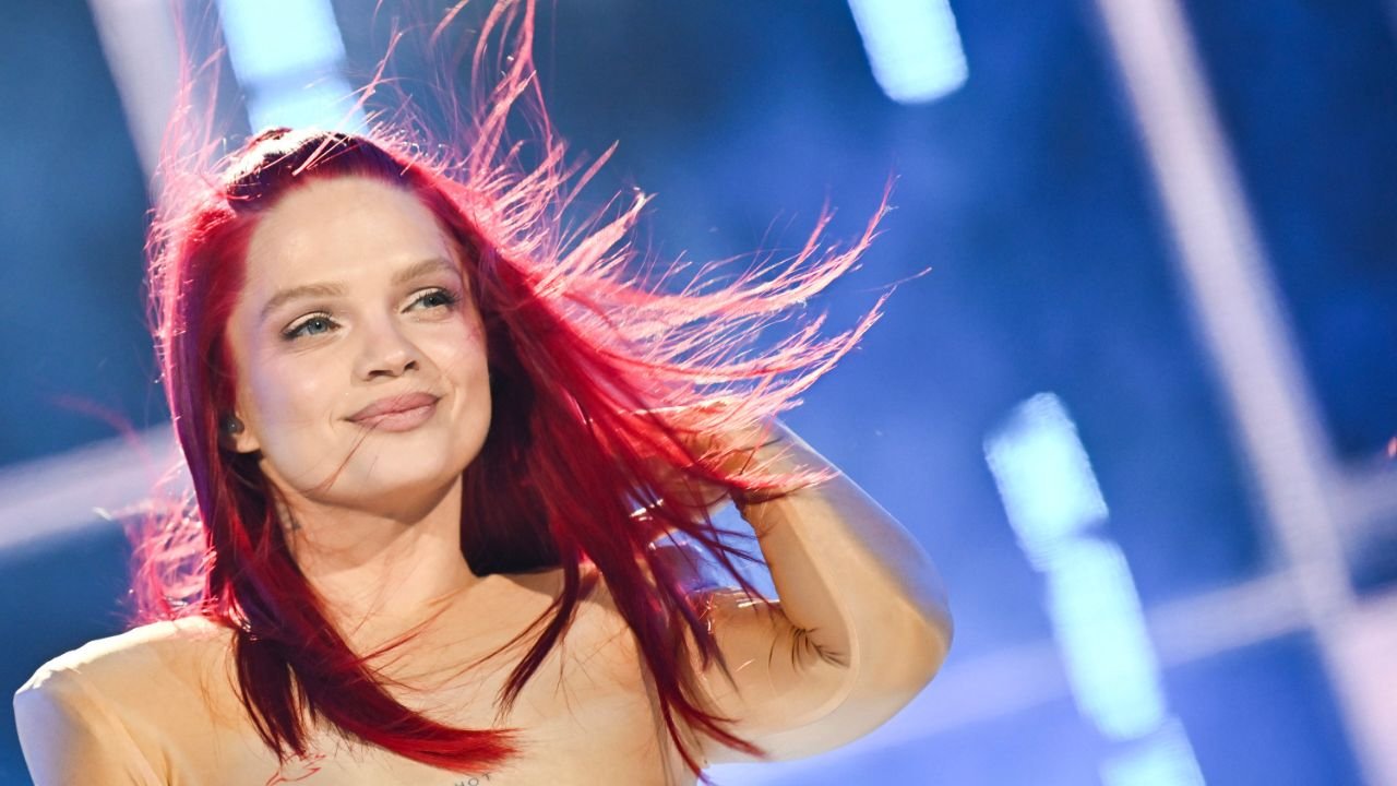 Margaret w totalnie przezroczystym kombinezonie. Jej sylwetka budzi zachwyt