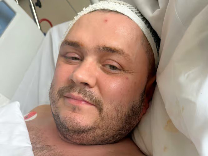 Mariusz Komenda w szpitalnym łóżku