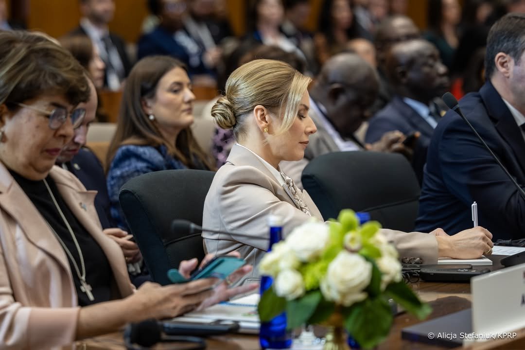 marta nawrocka w beżowej marynarce