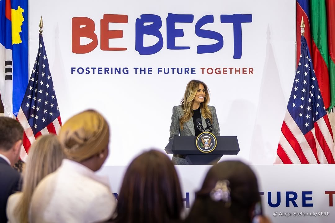 melanai trump przy mównicy