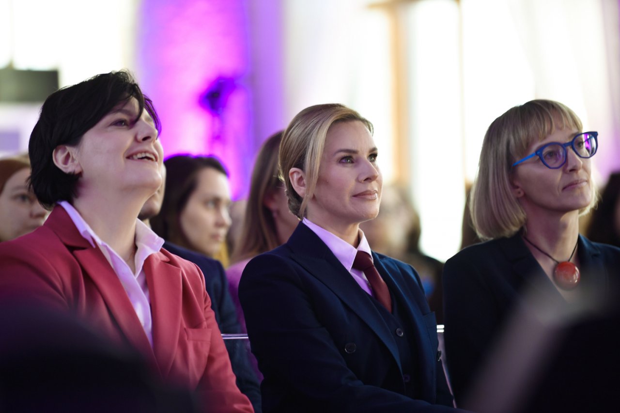 Marta Nawrocka siedzi wśród innych kobiet