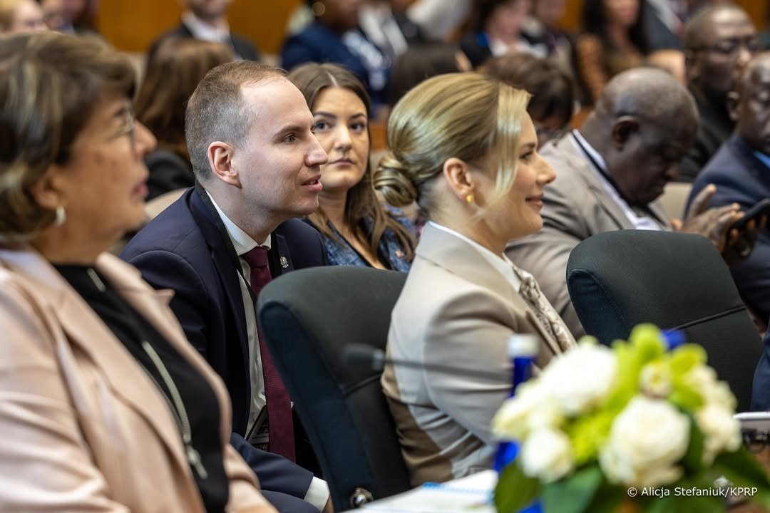 marta nawrocka w beżowej marynarce