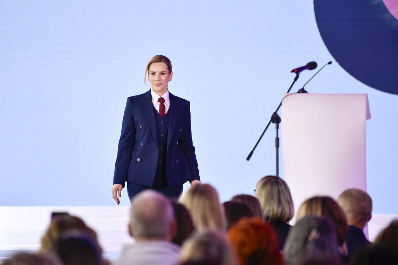 Marta Nawrocka stoi na scenie