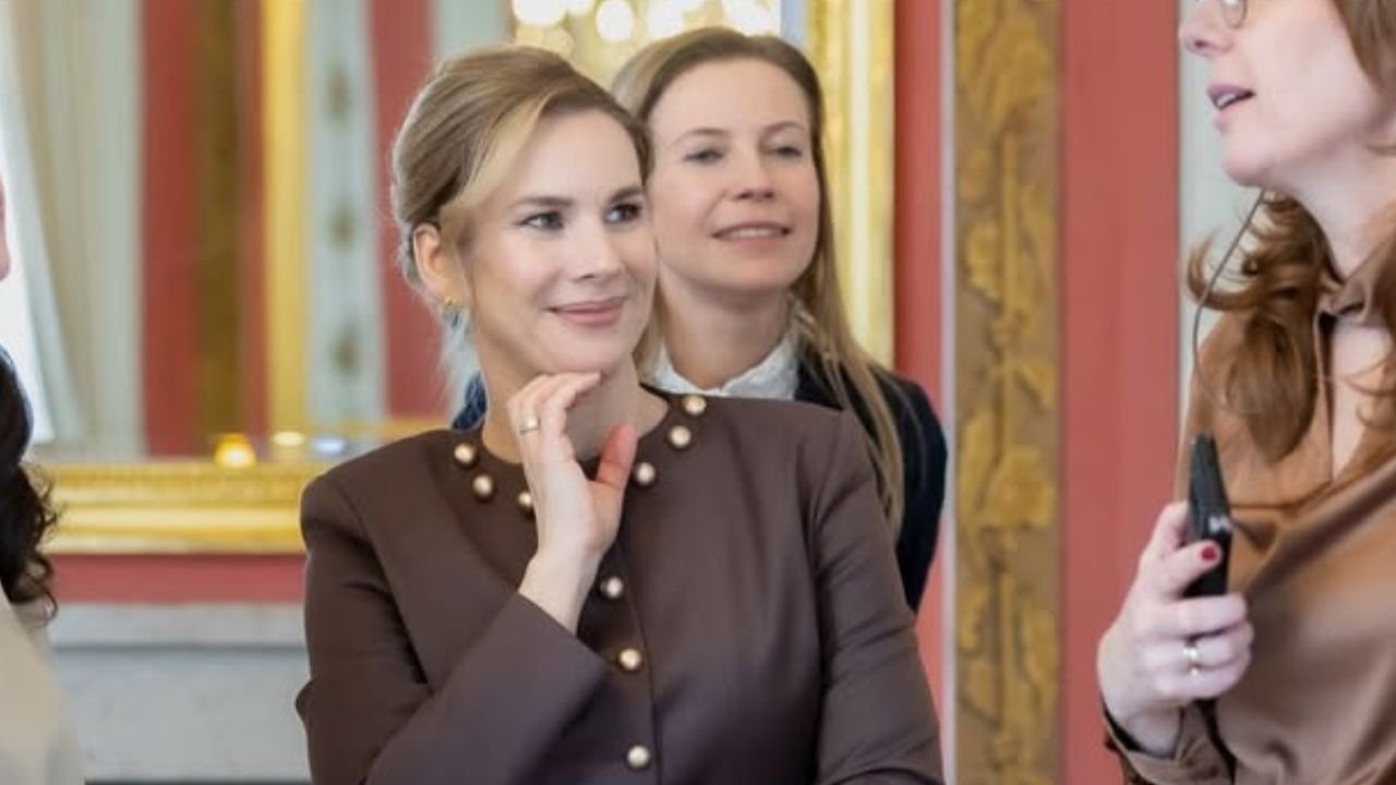 Tym razem nie toczek, tylko peleryna niczym Batman. Marta Nawrocka zaliczyła modową wpadkę? Stylistka nie ma dla niej litości [zdjęcia]