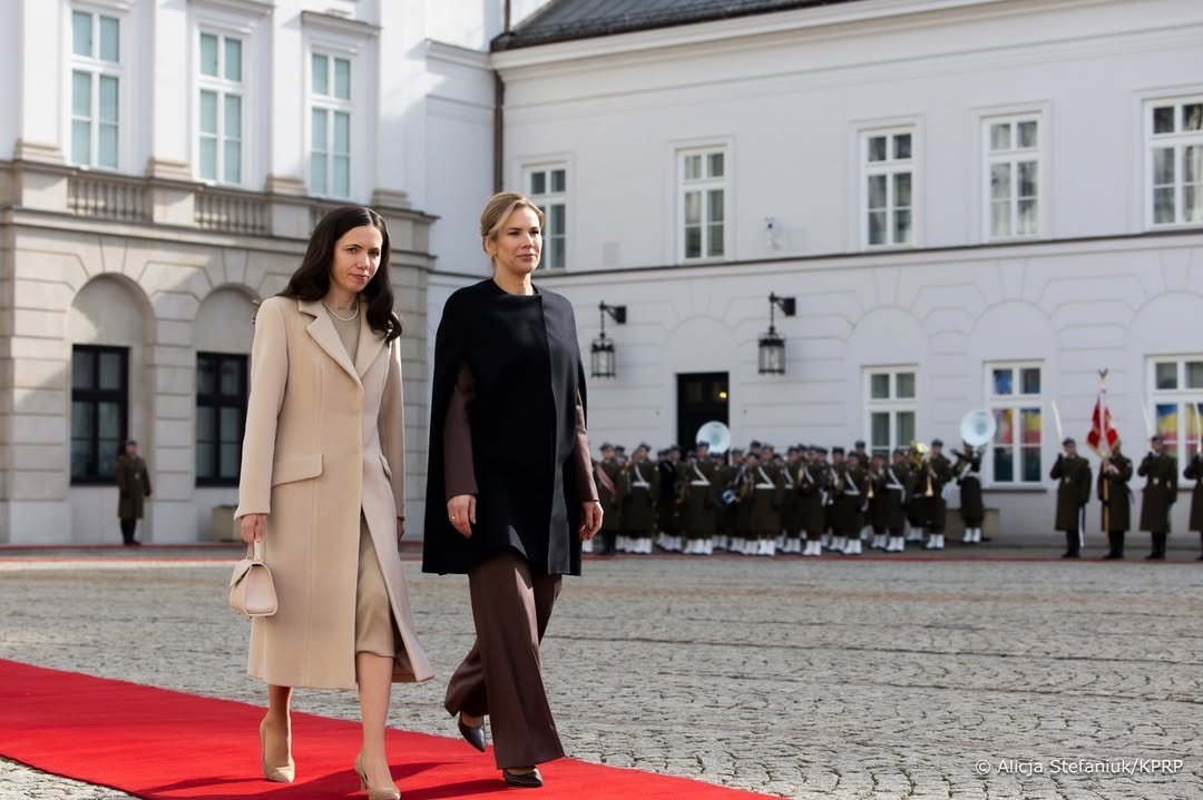 marta nawrocka w pelerynie