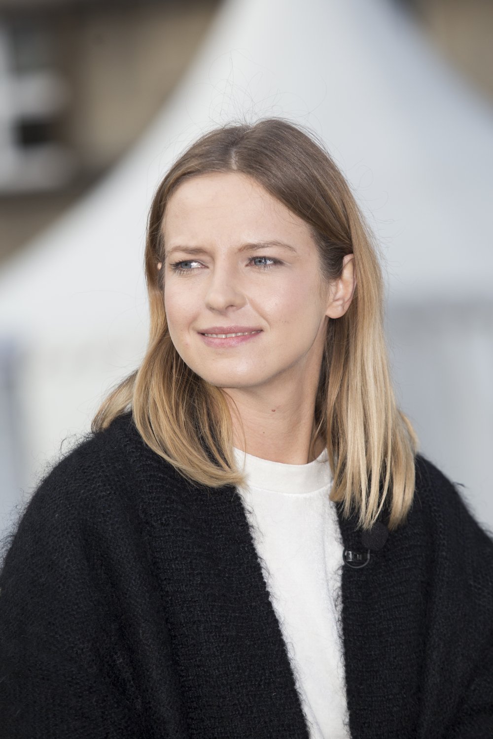 Marta Nieradkiewicz patrząca w dal