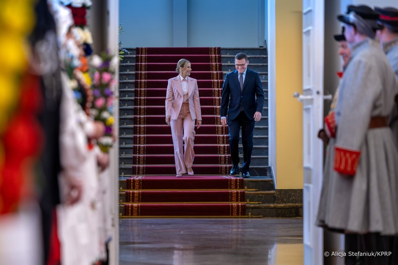 Marta Nawrocka idąca po schodach 