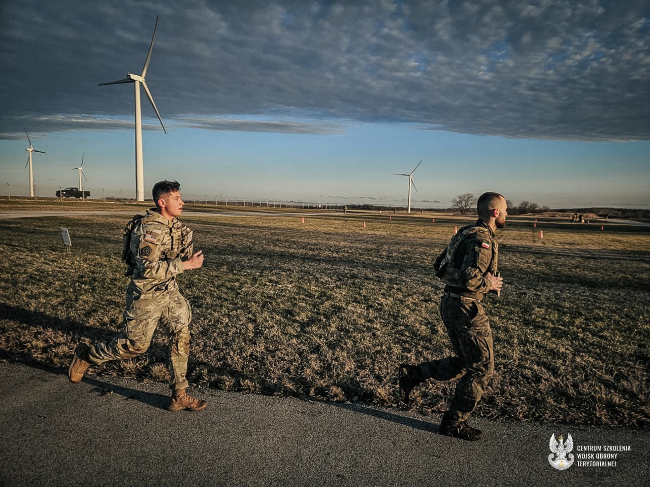 biegnący żołnierze