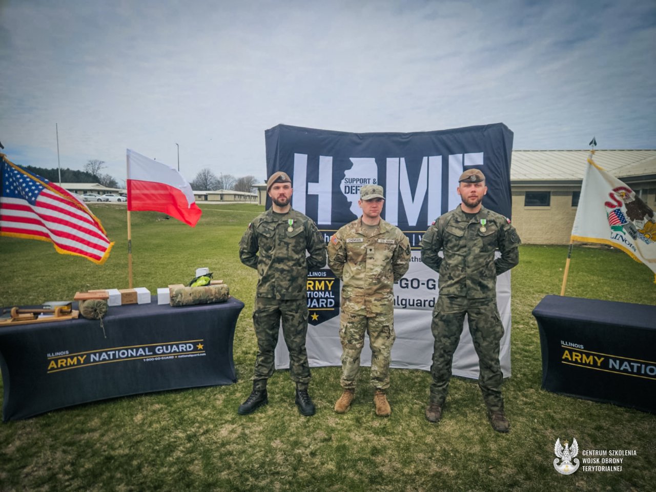 Kapral Mateusz Kupisz z żołnierzami amerykańskimi