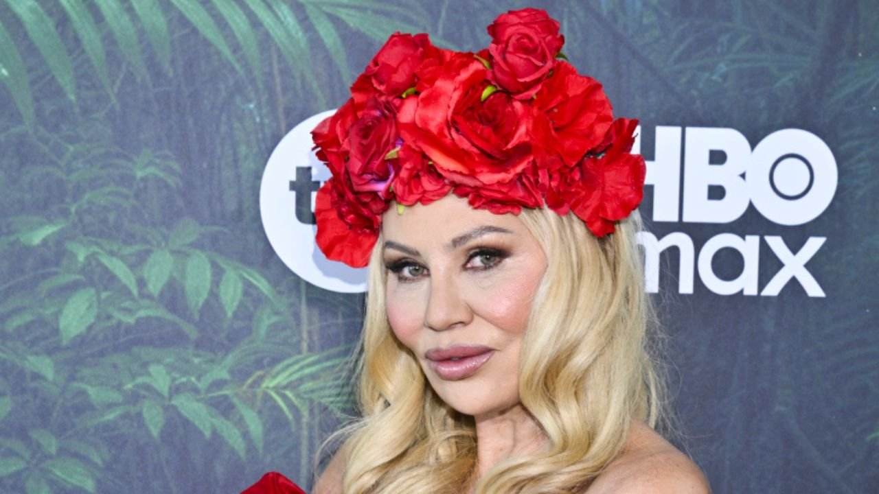 Odmieniona Monika Jarosińska zapomniała stanika na ściankę. Dekolt głęboki niemal do pępka [zdjęcia]