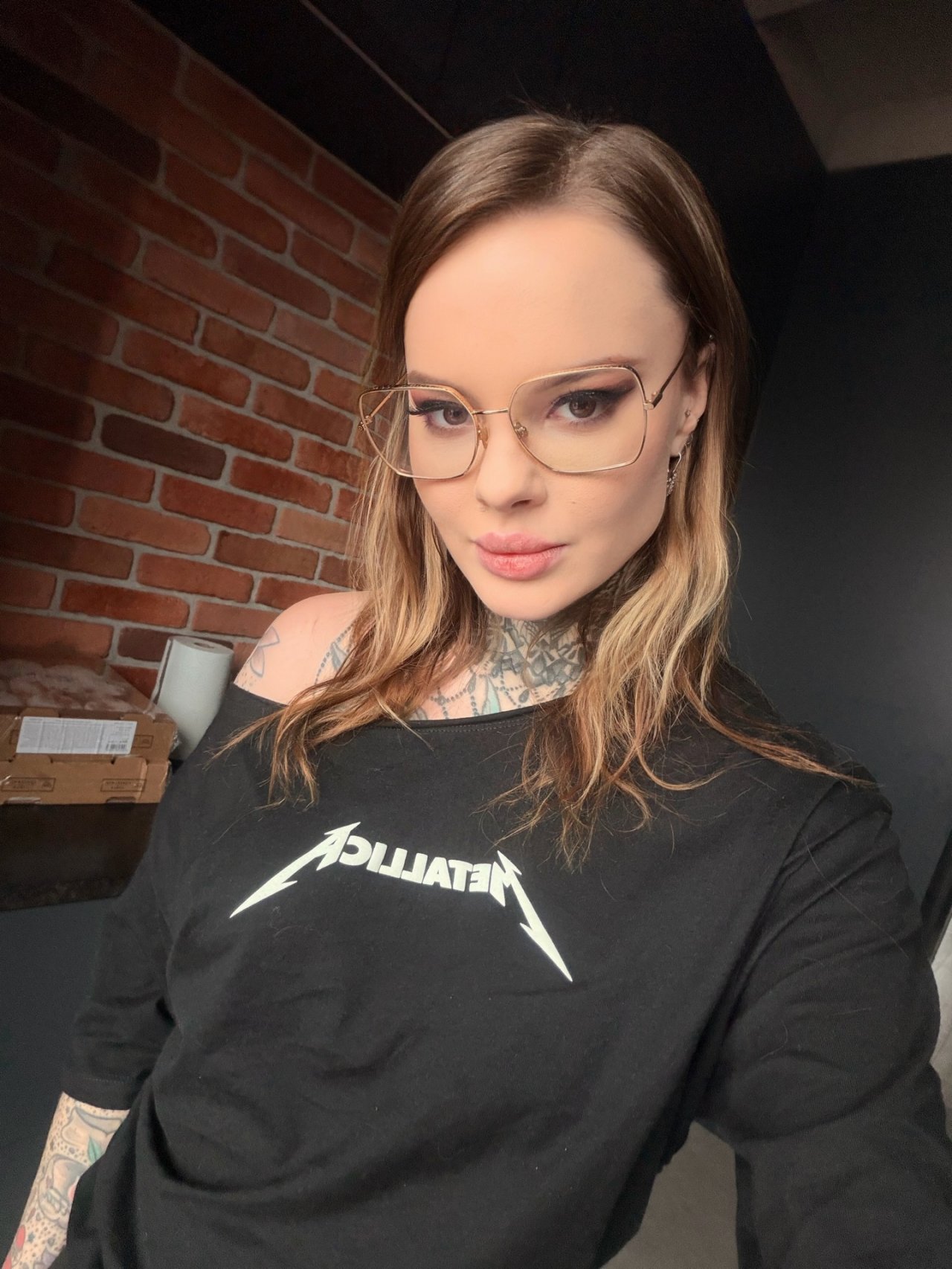 monika Miller w okularach