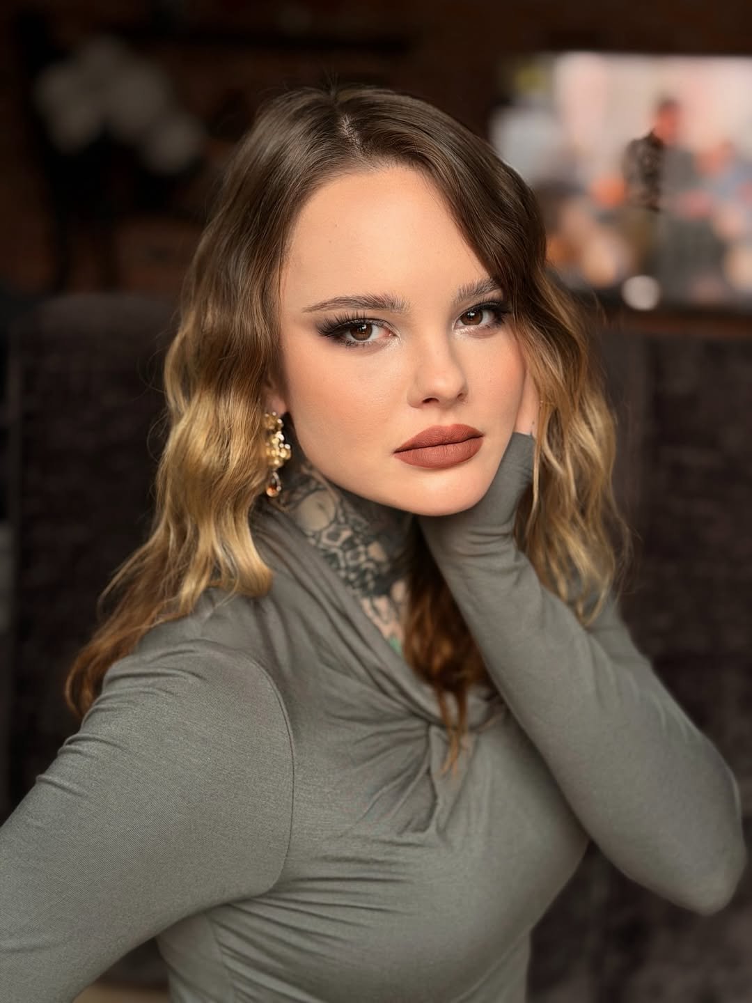 Monika miller w szarej obcisłej sukience