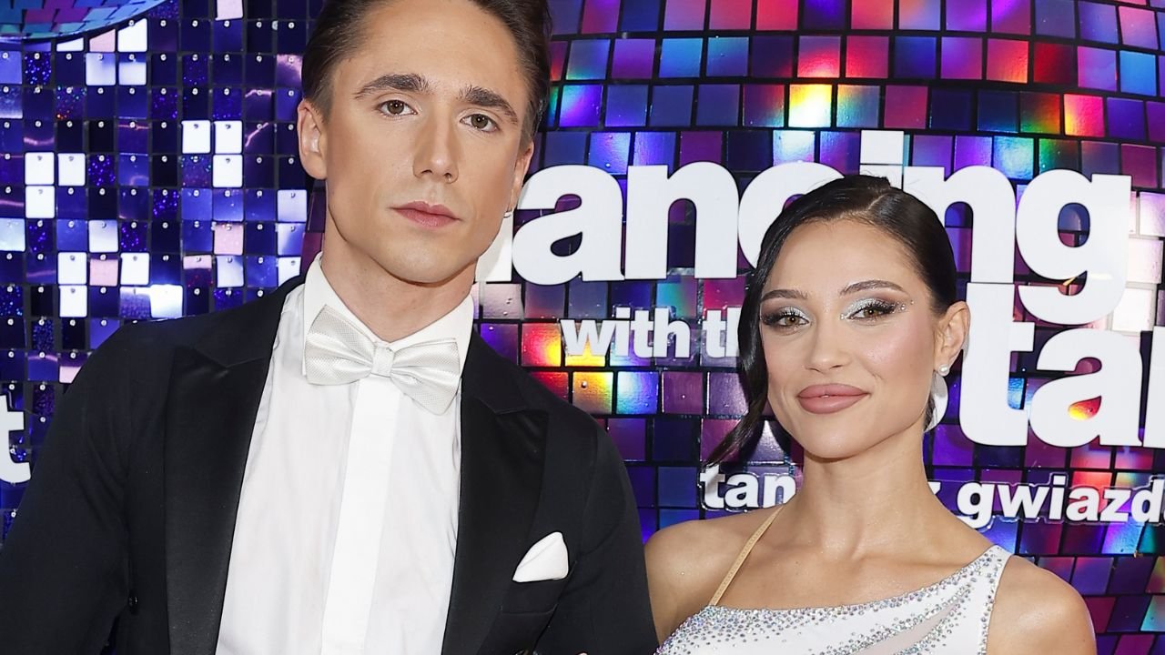 Natsu bez stanika i z fikuśnymi prześwitami wyeksponowała wdzięki w całej okazałości. Na parkiecie szalała z tatą [zdjęcia]