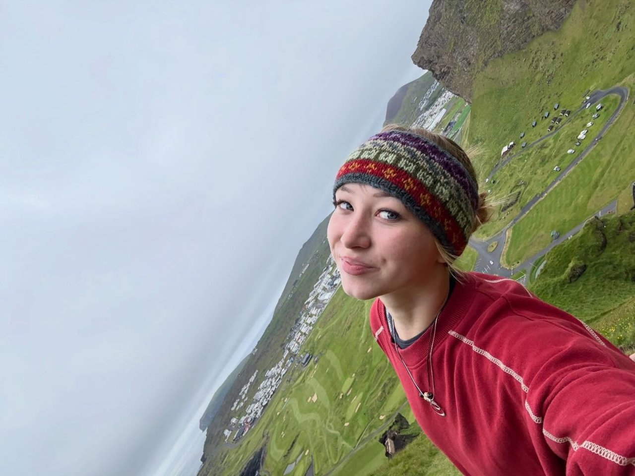 Nela Małą Reporterka z dzikim krajobrazem w tle