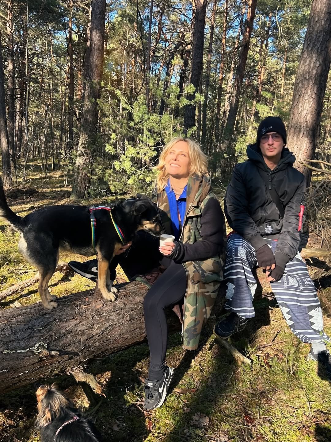 patrycja markowska z synem pozuje w lesie