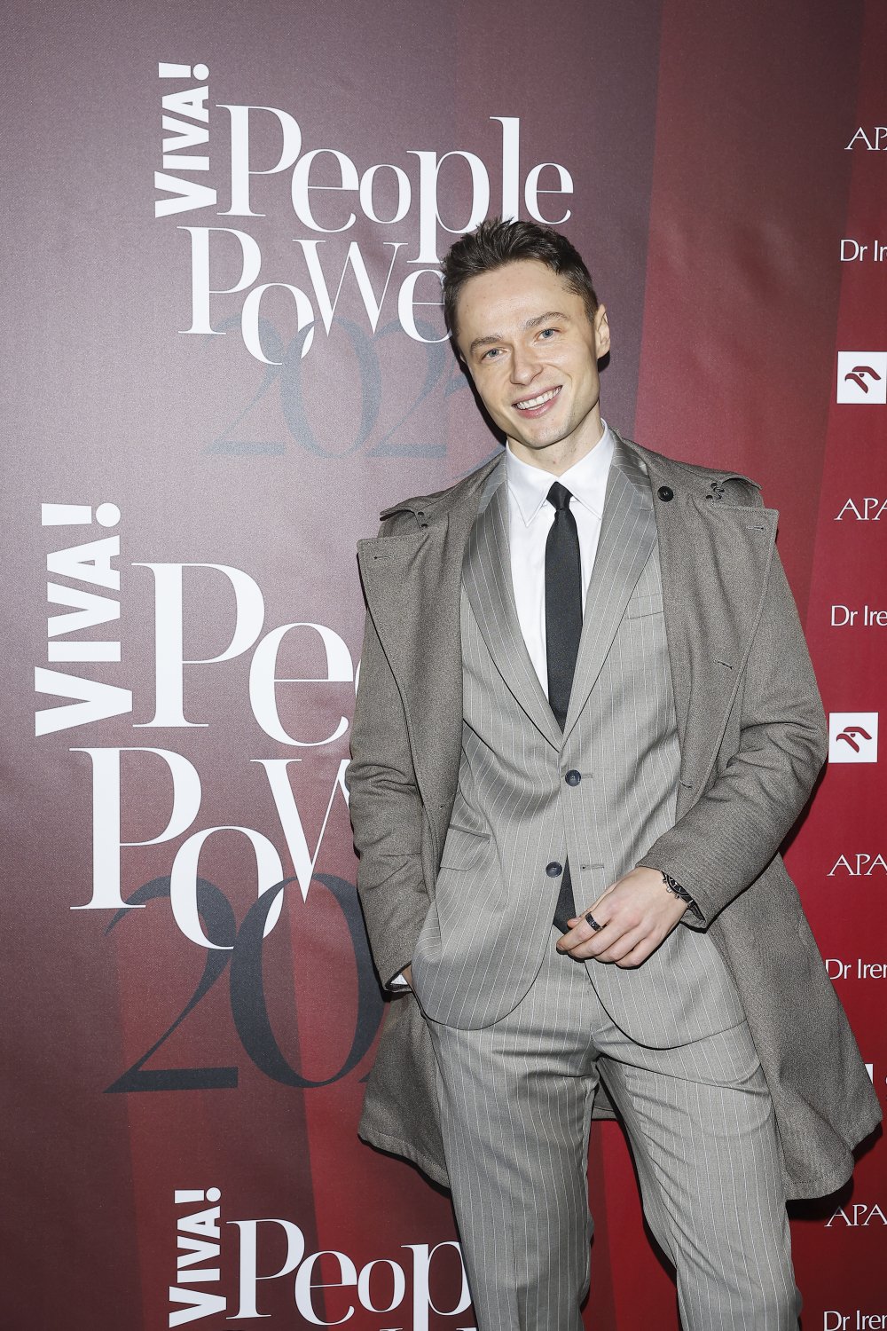 Patryk Pniewski w eleganckim stroju