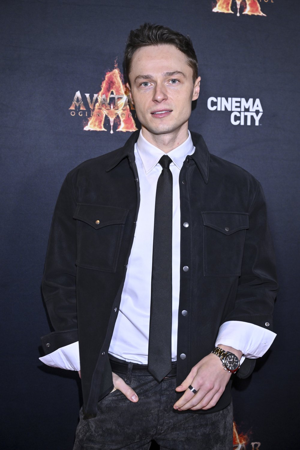 Patryk Pniewski w eleganckim stroju