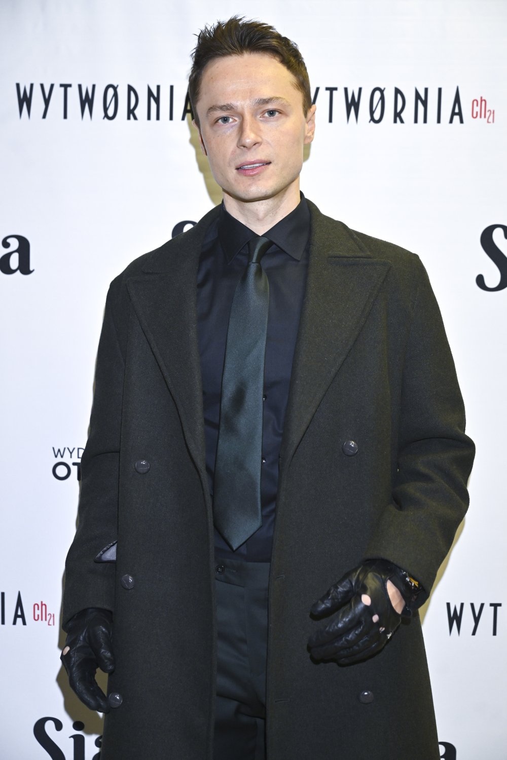 Patryk Pniewski w eleganckim stroju