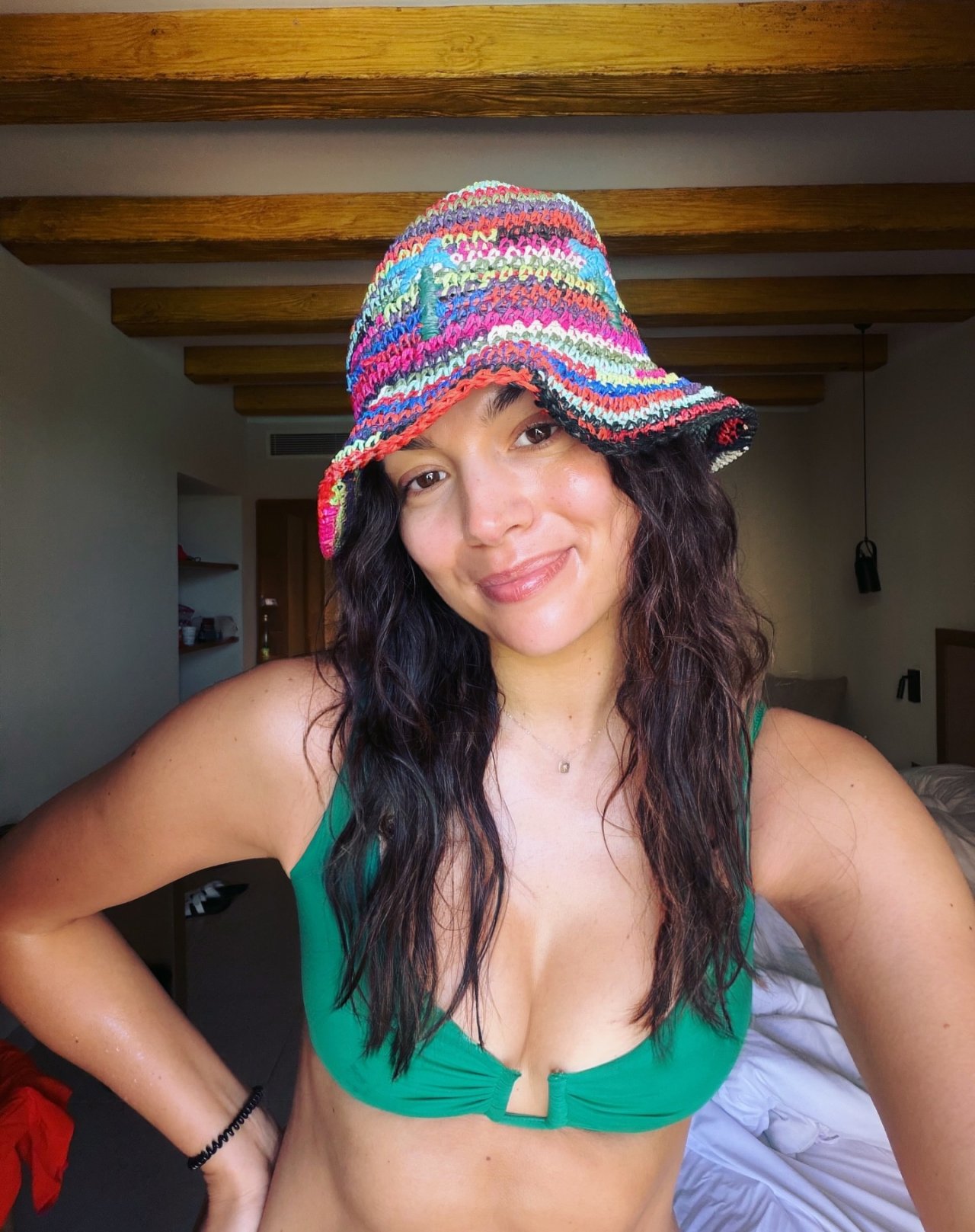 Paulina Krupińska w kapeluszu i zielonym bikini