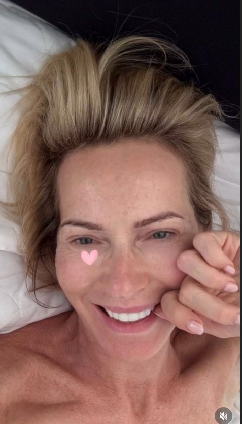 Paulina SMaszcz leżąca na łóżku, zbliżenie na twarz