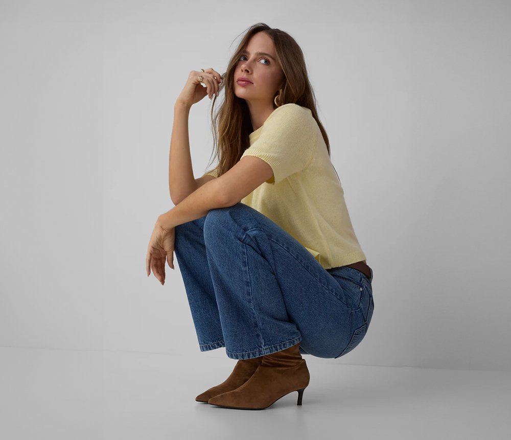 Kobieta w jeansach pepco i żółtej koszulce