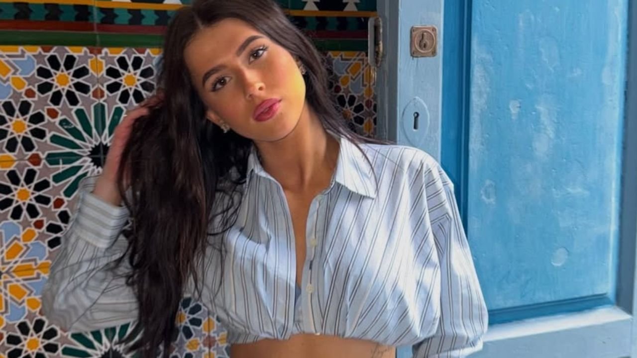 Rozgogolona Roksana Węgiel pręży się przed obiektywem. Wypina się w mikroszortach i eksponuje rzyć w pełnej krasie [zdjęcia]