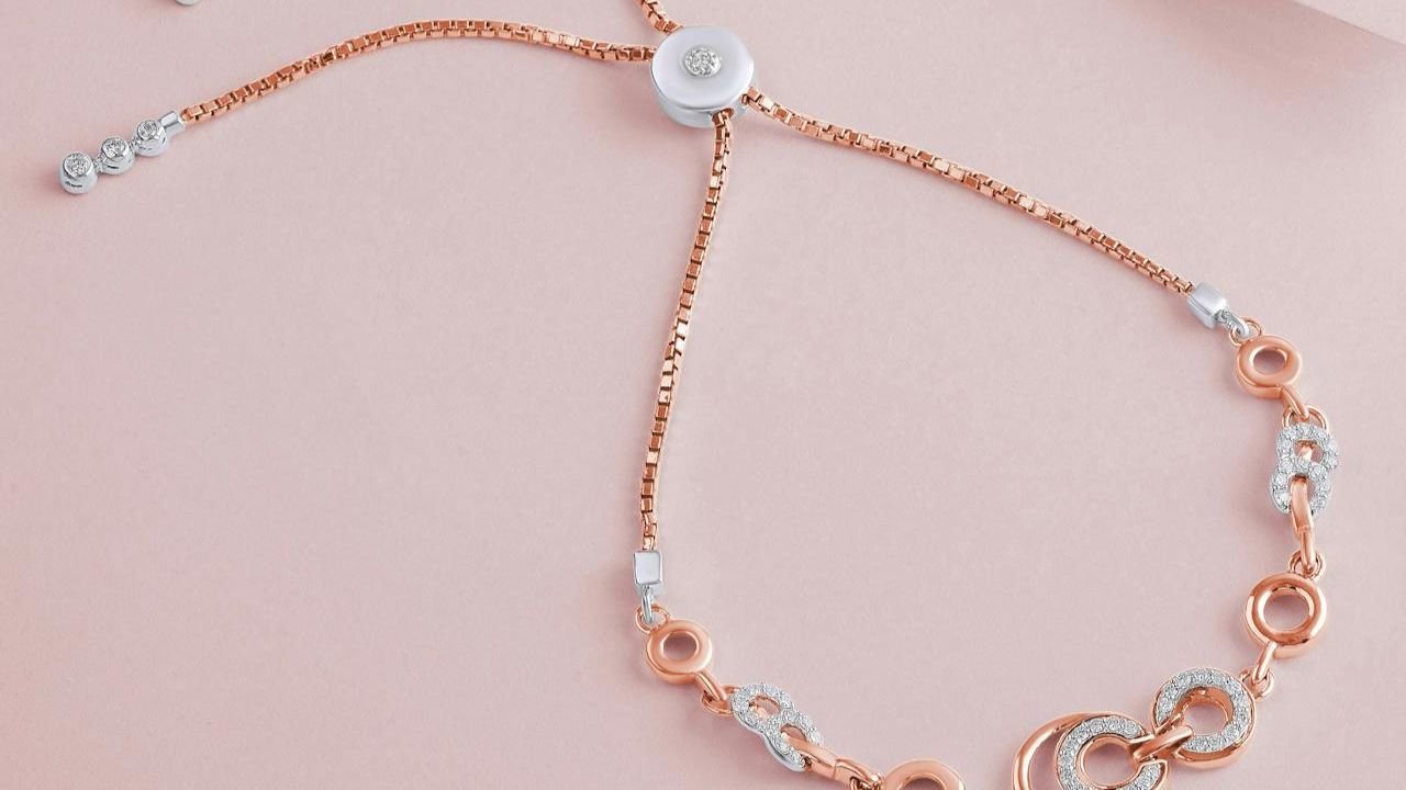 Różowe złoto i bursztyn – dlaczego to połączenie zdobywa serca kolekcjonerów biżuterii?