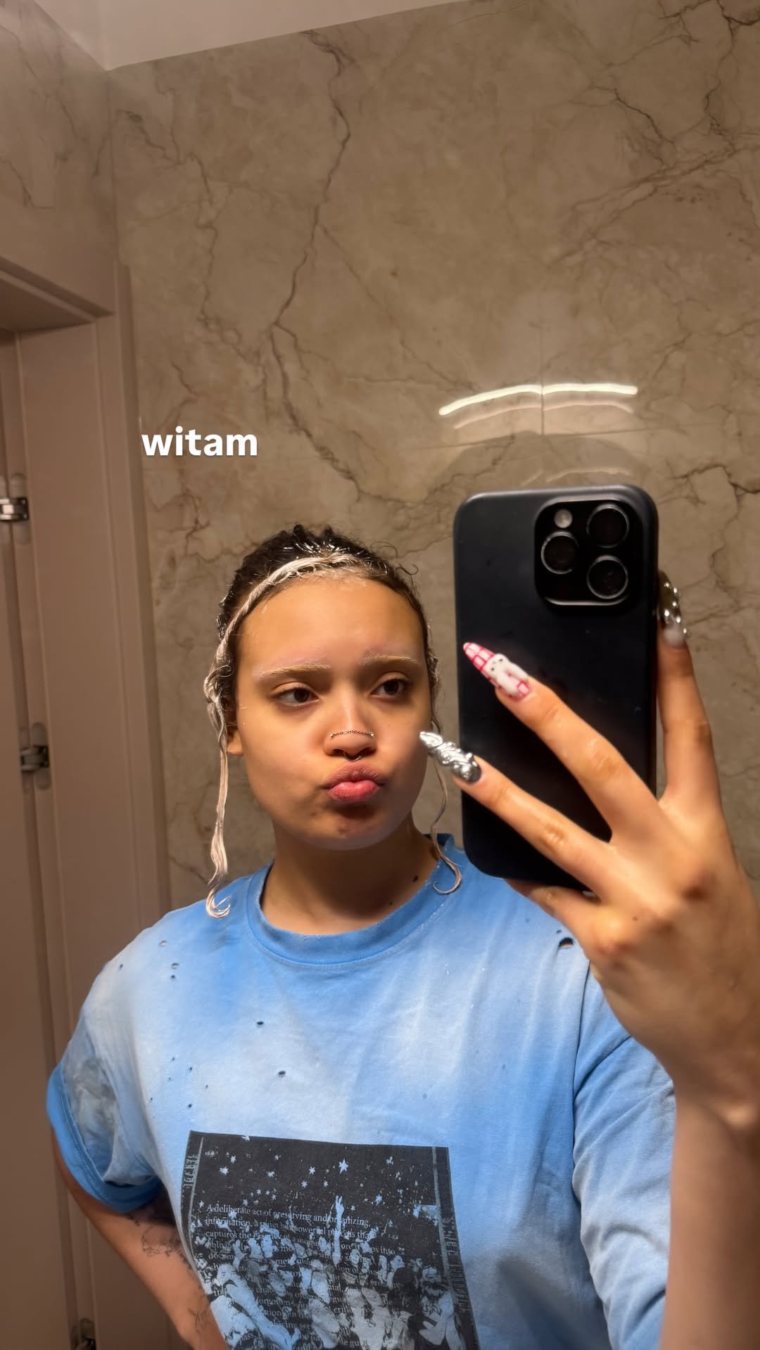 sara james z folią na głowie