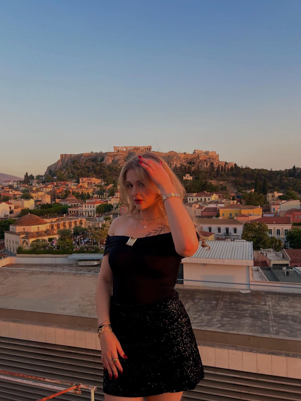 Sonia Szyc na tle miasta